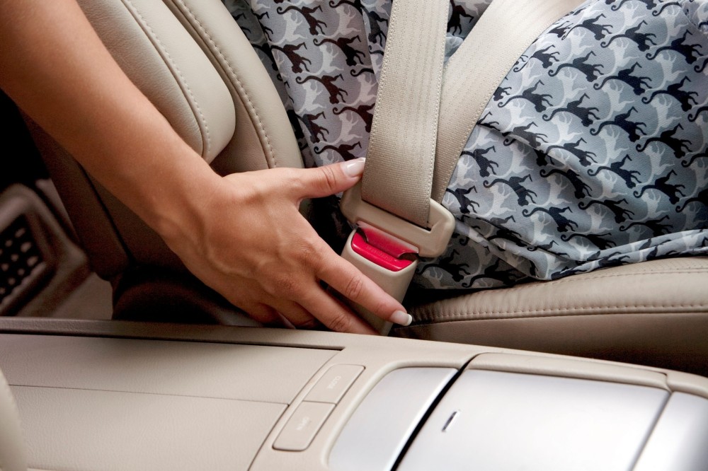 why does seat belt lock when pulled